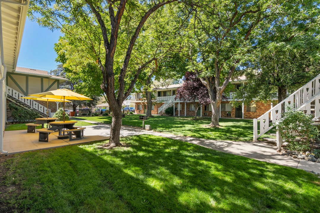 Royal Oak Apartments in Reno, NV - Building Photo