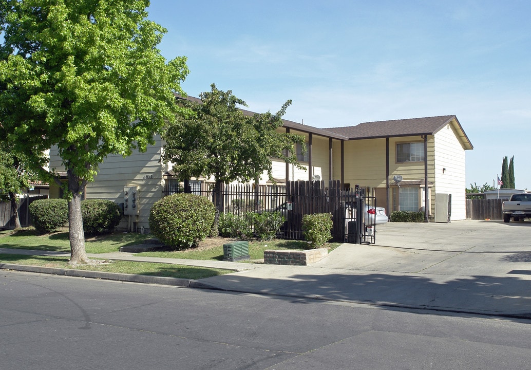 1953 Shadowbrook Dr in Merced, CA - Foto de edificio