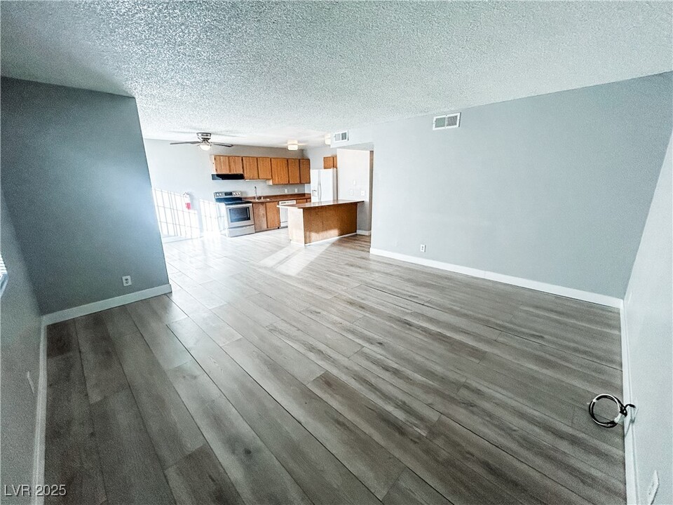 1305 Kari Lee Ct in Las Vegas, NV - Building Photo