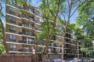 2600 N Hampden Ct, Unit J1 in Chicago, IL - Building Photo