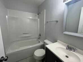 2028 Lindbergh Blvd in Springfield, IL - Building Photo - Building Photo