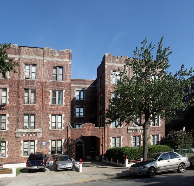 82-60 116th St in Richmond Hill, NY - Foto de edificio - Building Photo