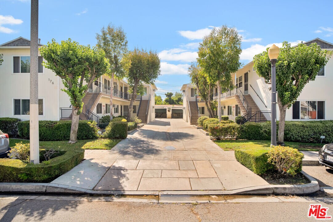 182 W Elmwood Ave in Burbank, CA - Building Photo