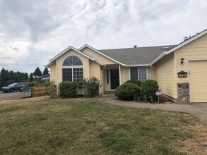 3788 Berkshire St in Eugene, OR - Building Photo - Building Photo