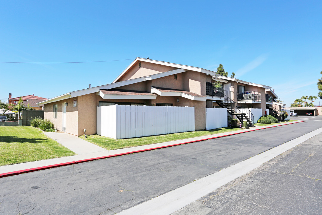 Longwood I Apartment Homes in Westminster, CA - Building Photo