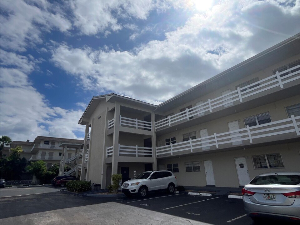 2100 Diana Dr in Hallandale Beach, FL - Building Photo