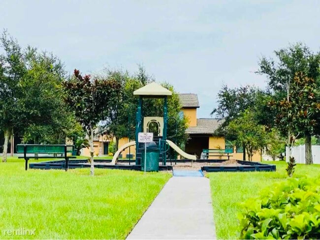 1072 Hermosa Way in Kissimmee, FL - Building Photo - Building Photo