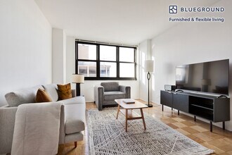 200 E 72nd St in New York, NY - Building Photo - Building Photo