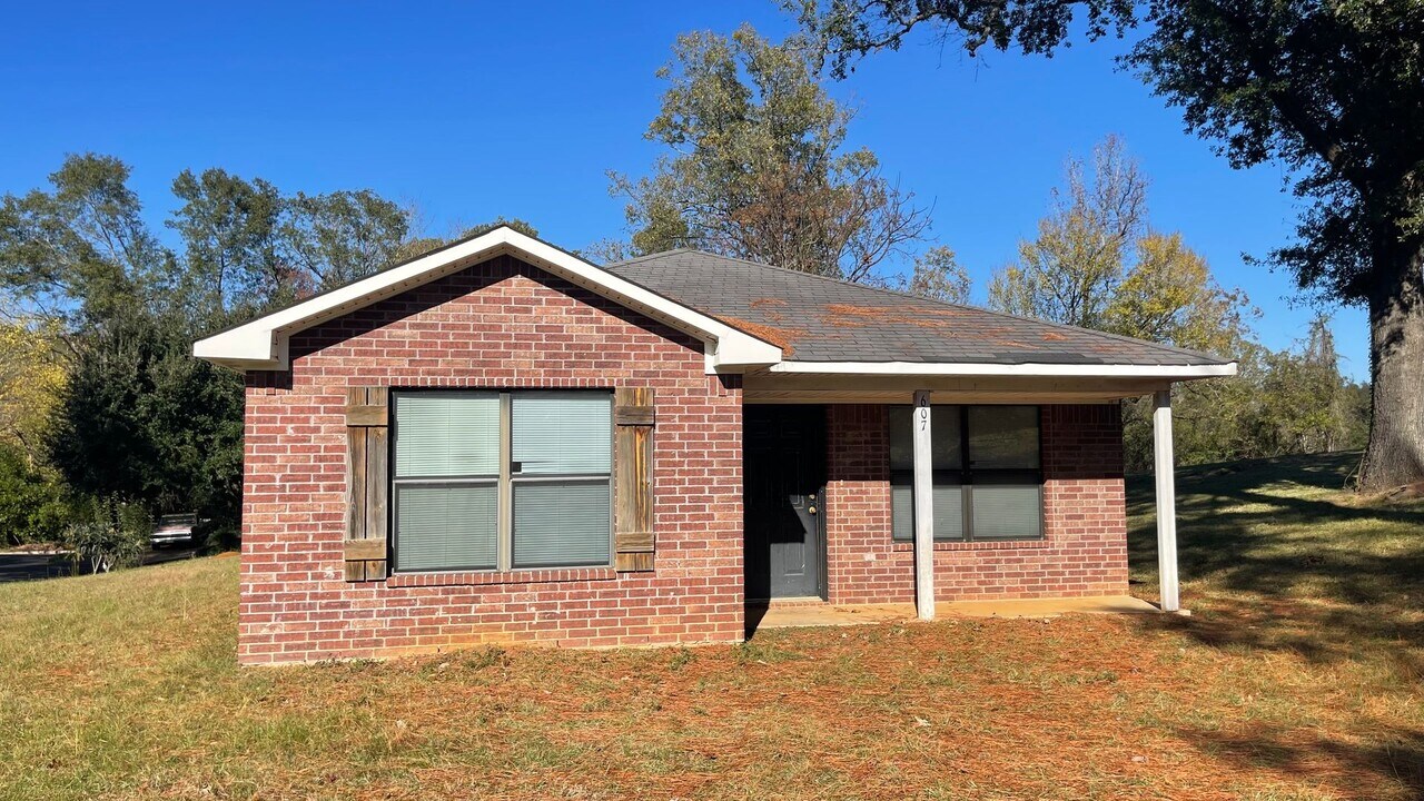 607 Pleasant Ln in Nacogdoches, TX - Building Photo