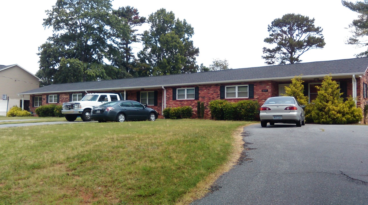 635 Cemetery Loop in Hickory, NC - Foto de edificio