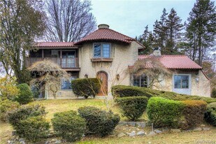 1 Elizabeth Rd in New Rochelle, NY - Building Photo