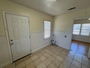 2011 38th St in Lubbock, TX - Building Photo - Building Photo