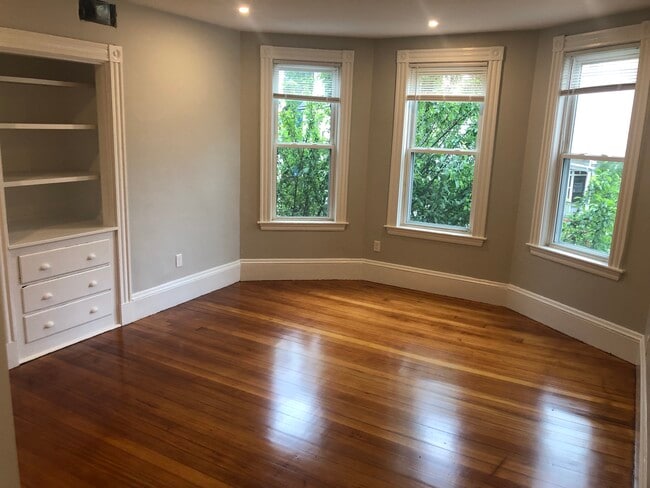 24 Pond St, Unit #2, in Boston, MA - Building Photo - Building Photo