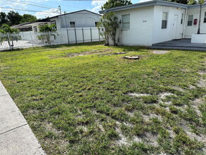 2765 NW 55th St in Miami, FL - Building Photo - Building Photo