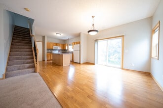 2692 Vierling Dr E in Shakopee, MN - Building Photo - Building Photo