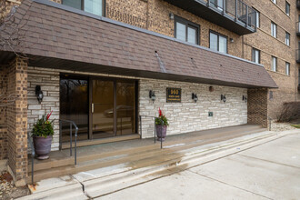 960 S River Rd in Des Plaines, IL - Foto de edificio - Building Photo