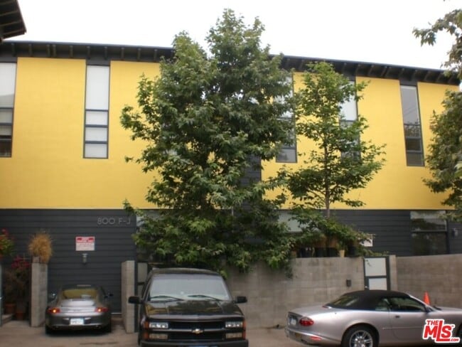 800 Hampton Dr in Los Angeles, CA - Building Photo - Building Photo