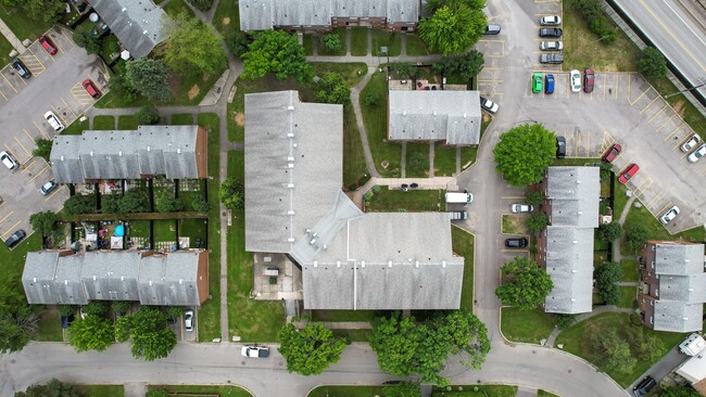 Place du Golf in Gatineau, QC - Building Photo - Building Photo