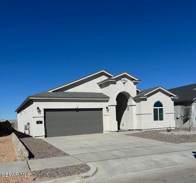 141 Esther Trl in Sunland Park, NM - Building Photo