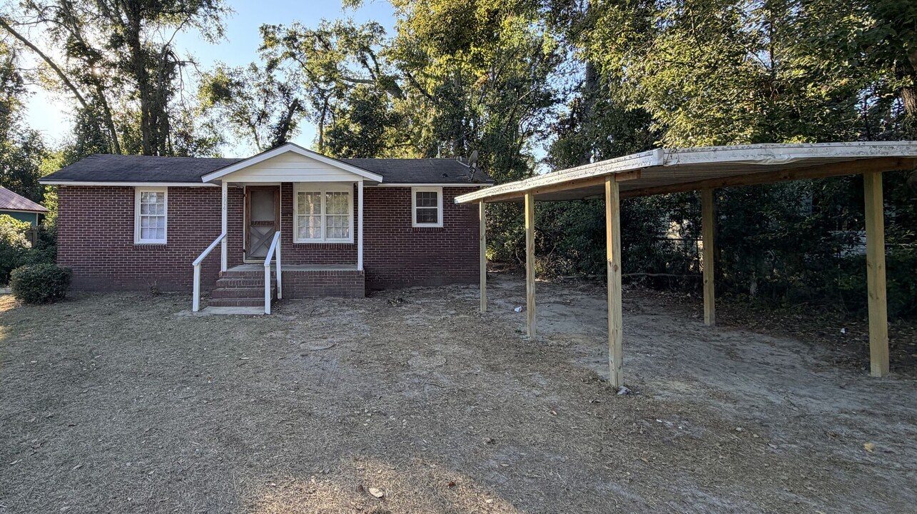 1604 N Lee St in Valdosta, GA - Building Photo