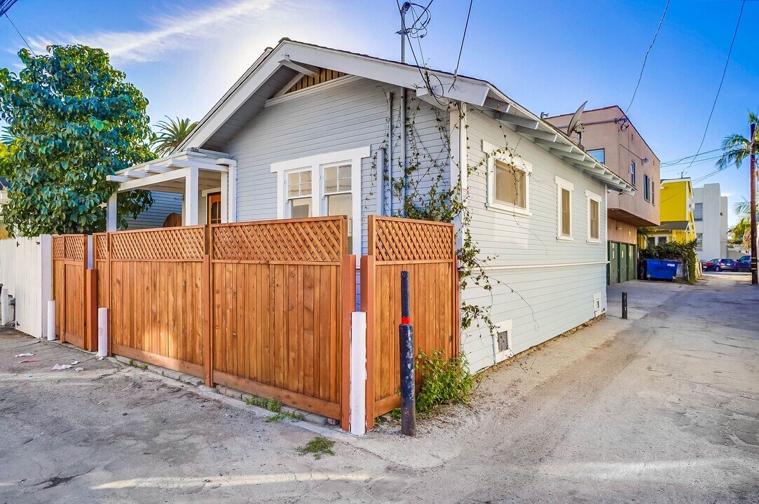 719-725 E 5th St in Long Beach, CA - Building Photo