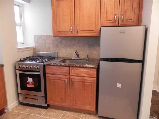 70 Knightsbridge Rd-Unit -1C in Great Neck Plaza, NY - Building Photo - Building Photo