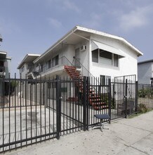 7229 Bakman Ave in Sun Valley, CA - Foto de edificio - Building Photo