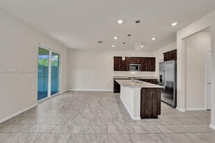 4764 Eucalyptus Dr in Hollywood, FL - Building Photo