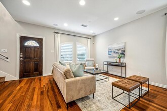 5301 Blossom St in Houston, TX - Building Photo - Building Photo