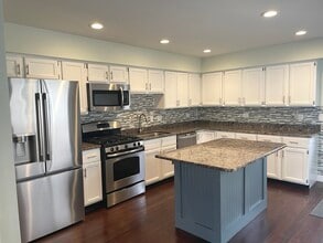 566 Comstock Ave in Elmhurst, IL - Building Photo - Building Photo