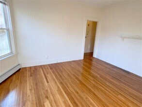 37 Oak St, Unit 2F in Somerville, MA - Building Photo - Building Photo