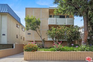 11933 Darlington Ave in Los Angeles, CA - Building Photo