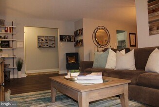 11305 Commonwealth Dr-Unit -104 in Rockville, MD - Building Photo - Building Photo