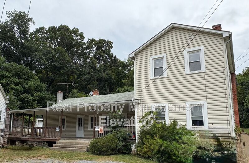 386 Round Hill Rd in Winchester, VA - Building Photo