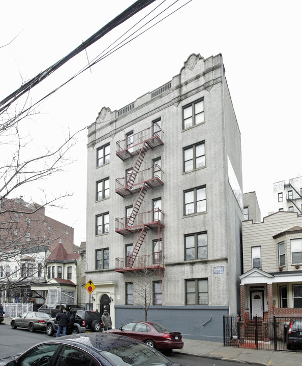 2735 Creston Ave in Bronx, NY - Foto de edificio