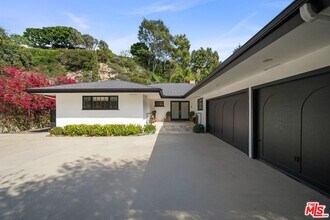 9023 Alto Cedro Dr in Beverly Hills, CA - Building Photo - Building Photo