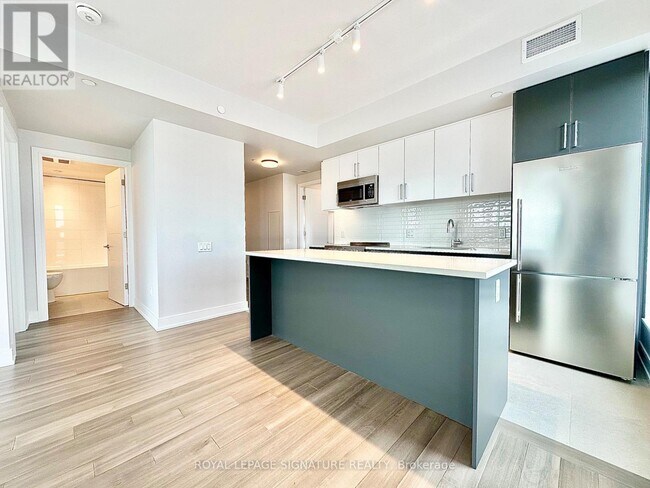 2525 Bathurst St in Toronto, ON - Building Photo - Building Photo