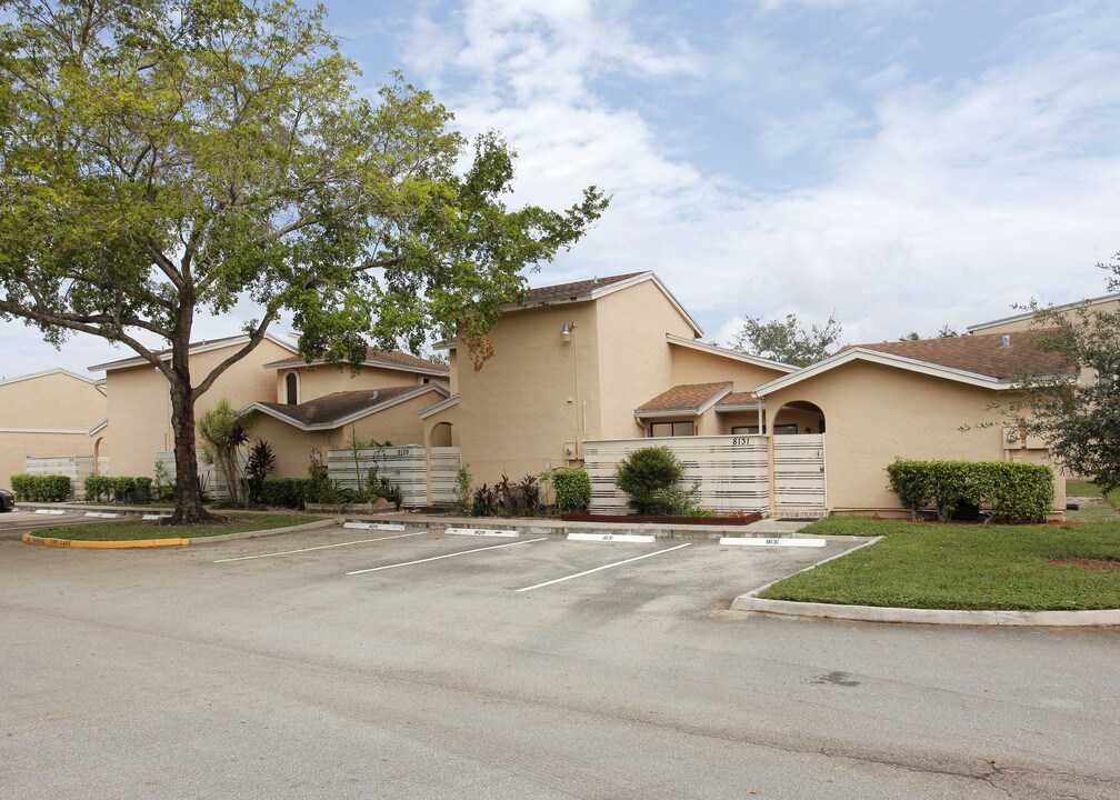 Pineapple Park in Tamarac, FL - Foto de edificio