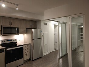 20 Meadowglen Pl in Toronto, ON - Building Photo - Building Photo