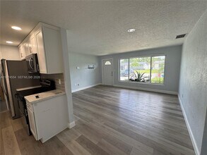 6868 NW 28th St in Sunrise, FL - Building Photo - Building Photo