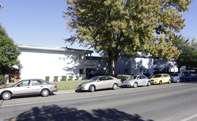 University Commons Apartments in Davis, CA - Building Photo - Building Photo