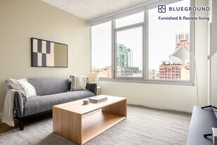 165 N Desplaines St in Chicago, IL - Building Photo