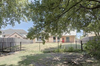 5755 Skinner Way in Grand Prairie, TX - Foto de edificio - Building Photo