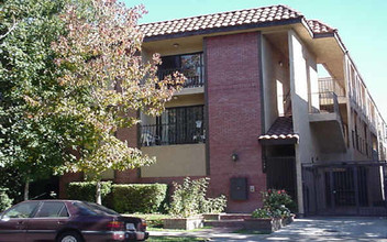 138 N Everett St in Glendale, CA - Building Photo - Building Photo