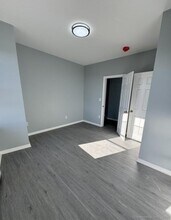 413 E Main St, Unit 2 in Bridgeport, CT - Foto de edificio - Building Photo