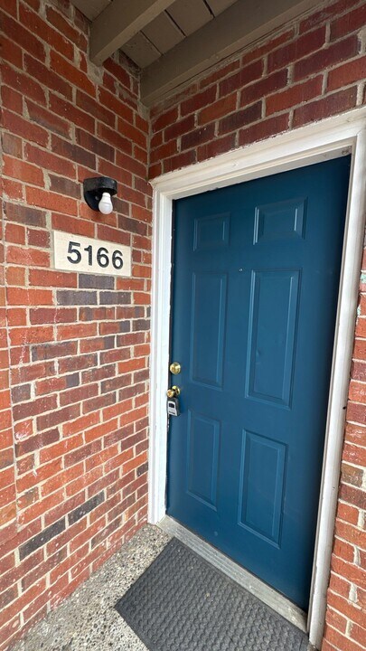 5166 Keegan Way in Louisville, KY - Building Photo