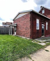 201 Crescent Ave in Ellwood City, PA - Building Photo