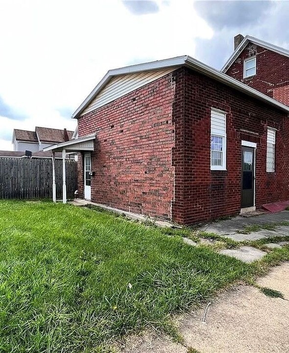 201 Crescent Ave in Ellwood City, PA - Foto de edificio