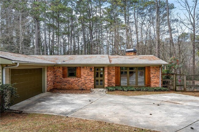 2468 Ridgeway Dr in Atlanta, GA - Building Photo - Building Photo
