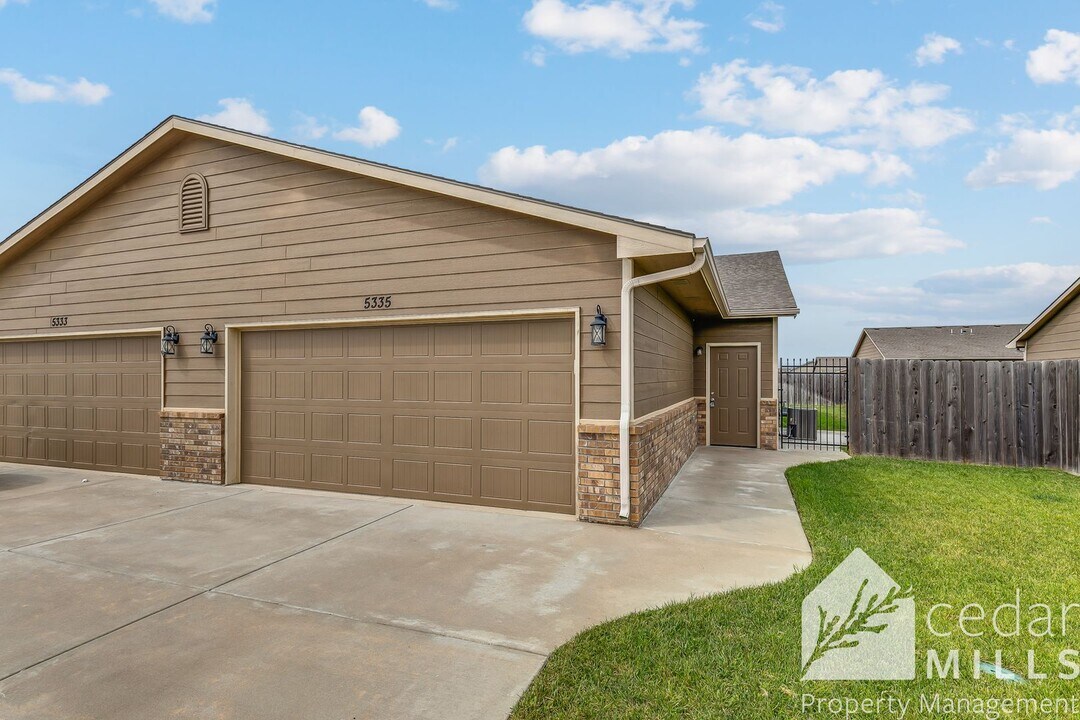 5335 N Cypress Dr in Bel Aire, KS - Building Photo